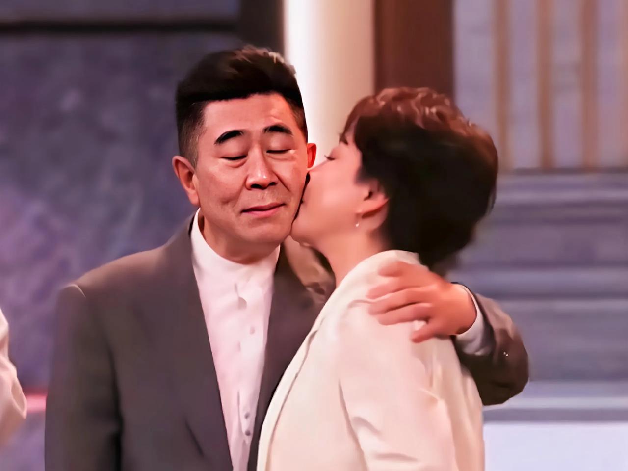 张瑜这一吻还真不能吐槽，这是重温新中国银幕第一吻，意义非凡啊最近电影节上，张瑜