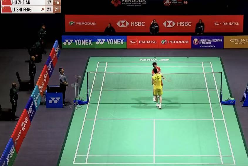 李诗沣2-0战胜队友胡哲安, 晋级马师羽毛球赛男单决赛