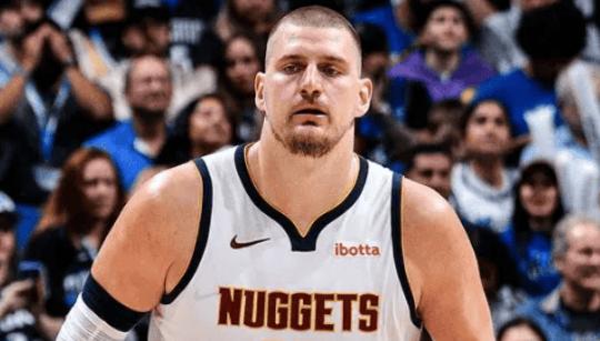 有人跟我压低声音说了件让球迷又激动又揪心的事：据Shams爆料，约基奇这段时间在