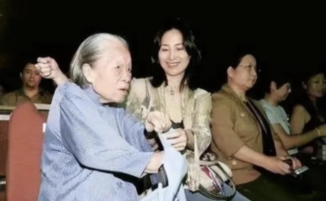 没想到身家百亿的赌王长女何超琼，私下看演唱会坐身边的既不是商界名流也不是何家亲属