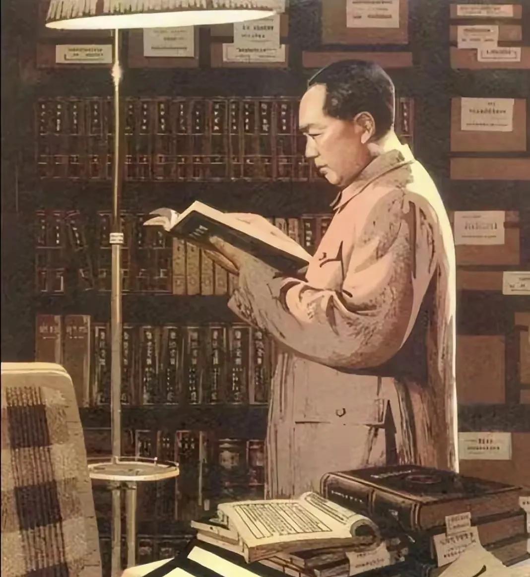 毛主席看书的一个镜头，一屋子全是书籍，老人家看书有个特点。这是摄影师抓拍毛主席