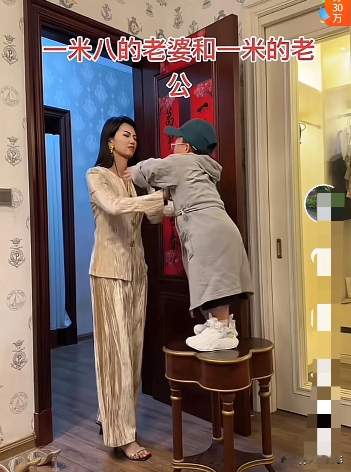 他只有1米，却把1米8的老婆宠成公主：原来爱的高度，从来不用尺子量！真正的男