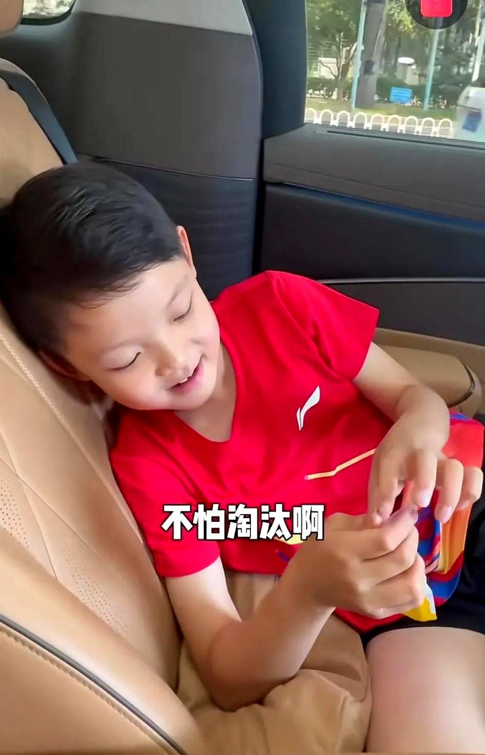 王皓的儿子海螺也开始打比赛了。赛前在家吃饭的时候，王皓给海螺夹了块排骨，嘴里