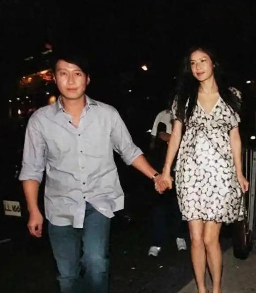 2016年，黎明和助理陈泳仪拍下一张合照。2年后，这位陈助理成了黎明的妻子。当时
