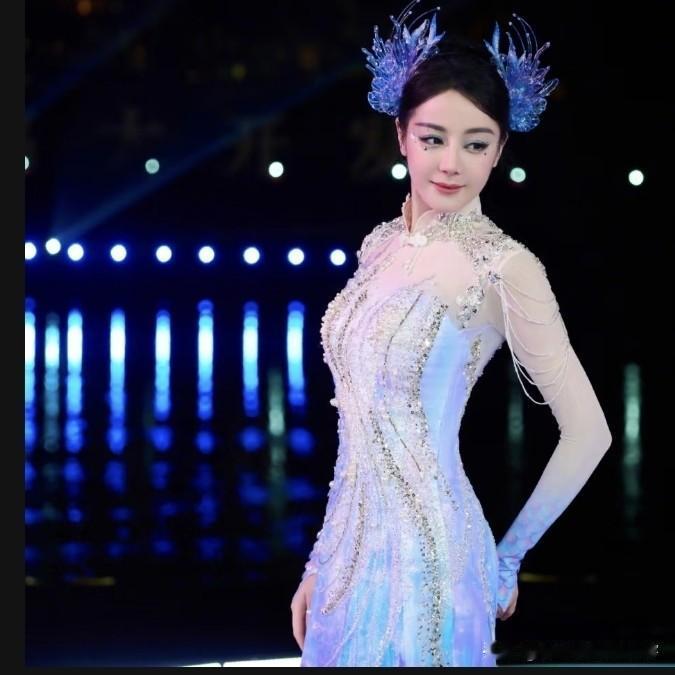 我学舞蹈的闺蜜告诉我，只有专业的人才能看出来，迪丽热巴不是不好看，也不是不够