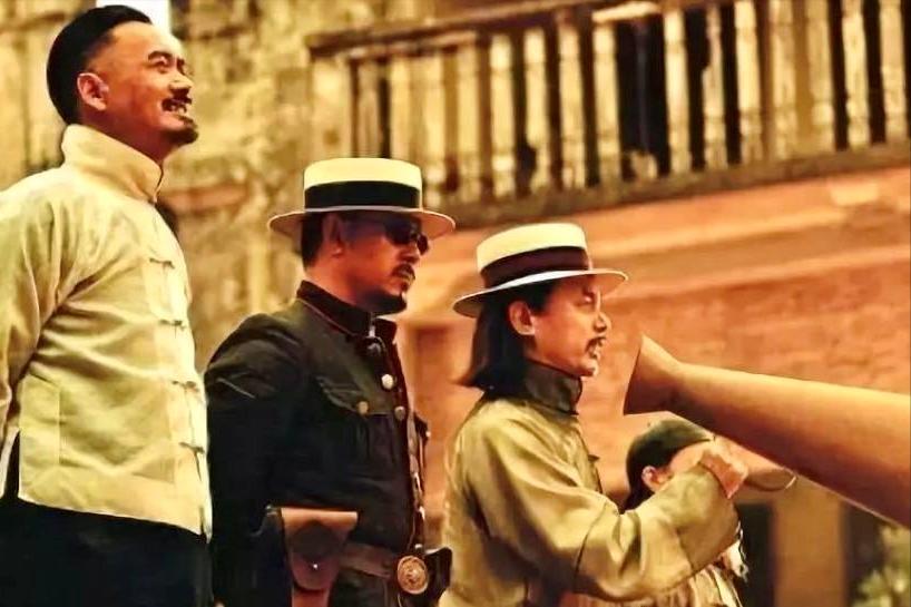 康熙三年，一位前去池州当知府的官员遭了山贼，随行60多人被杀，只剩下了貌美的夫人