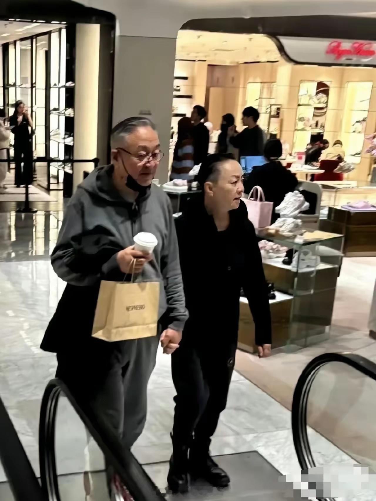 宋丹丹和老公赵玉吉被拍到了！72岁大佬牵着66岁宋丹丹，拎着咖啡袋，穿得朴素随意