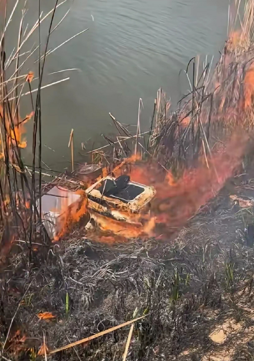 发现一小河边芦苇着火了，于是飞快的跑了过来，奇怪的是钓鱼佬也没找到，不知道哪里去