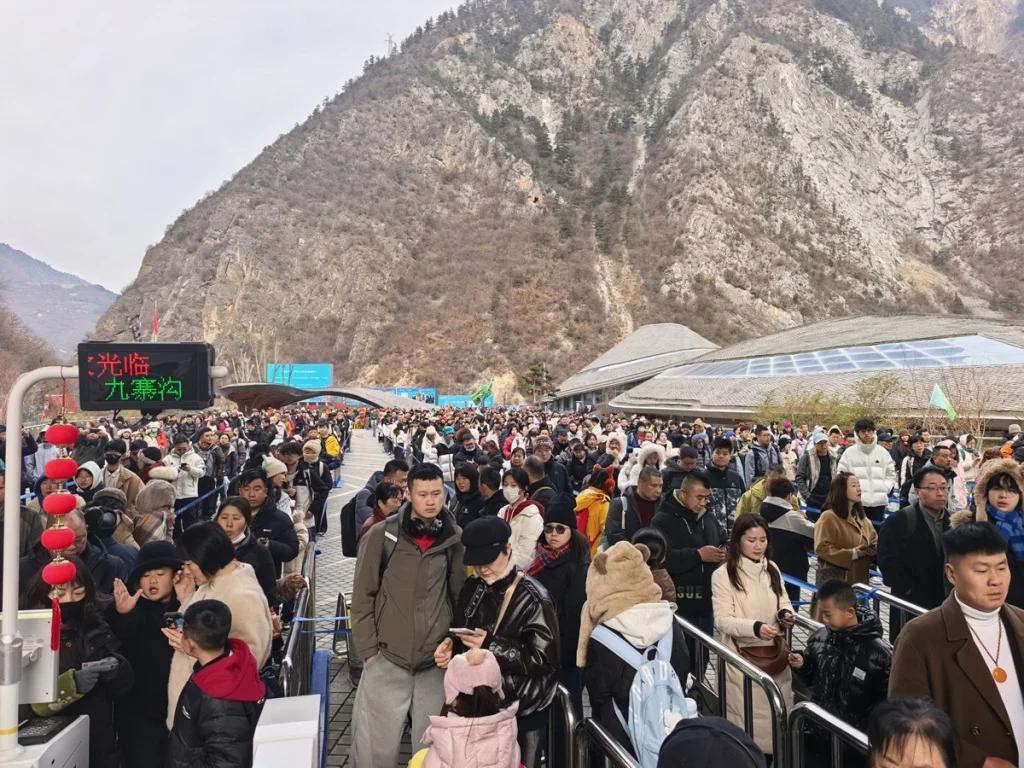 彻底炸场，不藏了！2月19日，马年春节大年初三，全国多地景区迎来客流高峰，九华