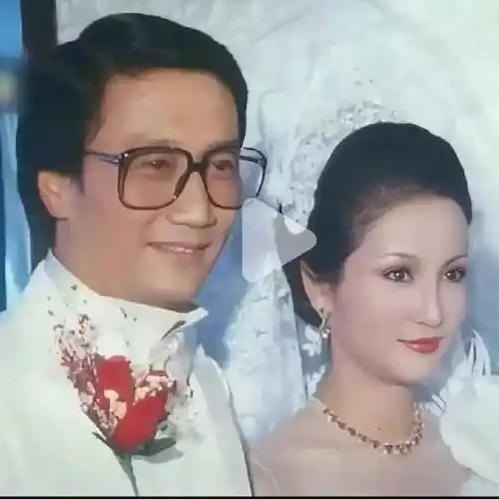谢贤说发现狄波拉出轨后，两个人和平分手。谢贤和狄波拉结婚有了孩子后，他天天在