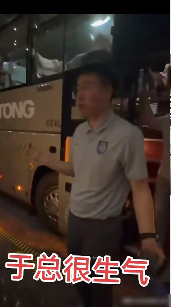 输球后怪裁判，这招老剧本了！天津津门虎主帅于根伟，赛后在大巴前直接开喷裁判不