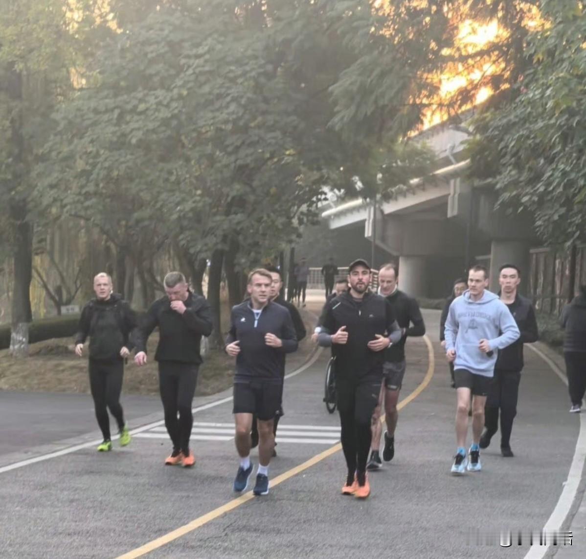 马克龙在晨跑，陪跑的人还真不少！[呲牙笑]12月5日，有成都当地网友拍到法国总统