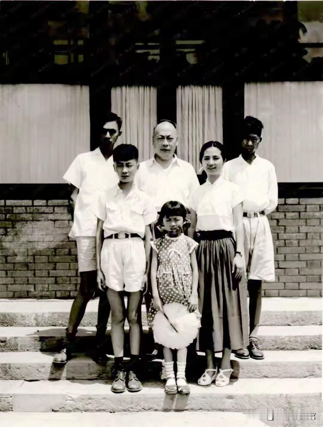 本张黑白原版老照片拍摄于1958年7月，为陈毅元帅与夫人张茜及四名子女的居家全家