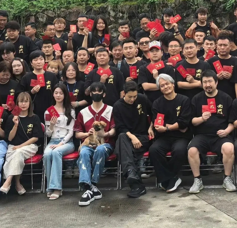 太难评了！老九门第二部才开机就引起争议，全组除了陈瑶和曾舜晞没有穿组服，其它的人