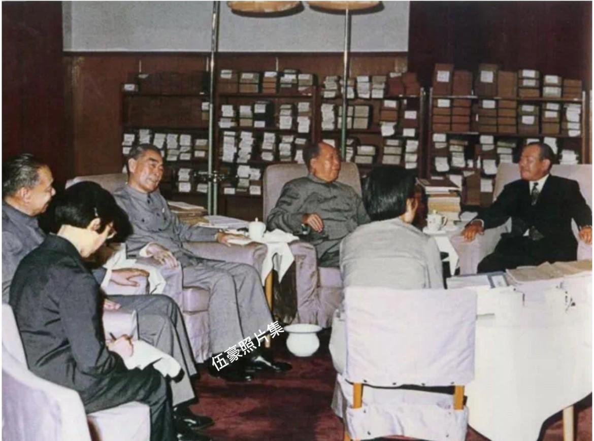 1972年9月27日晚，毛泽东在书房接见田中角荣时，左下起（顺时针）：王效贤﹑姬