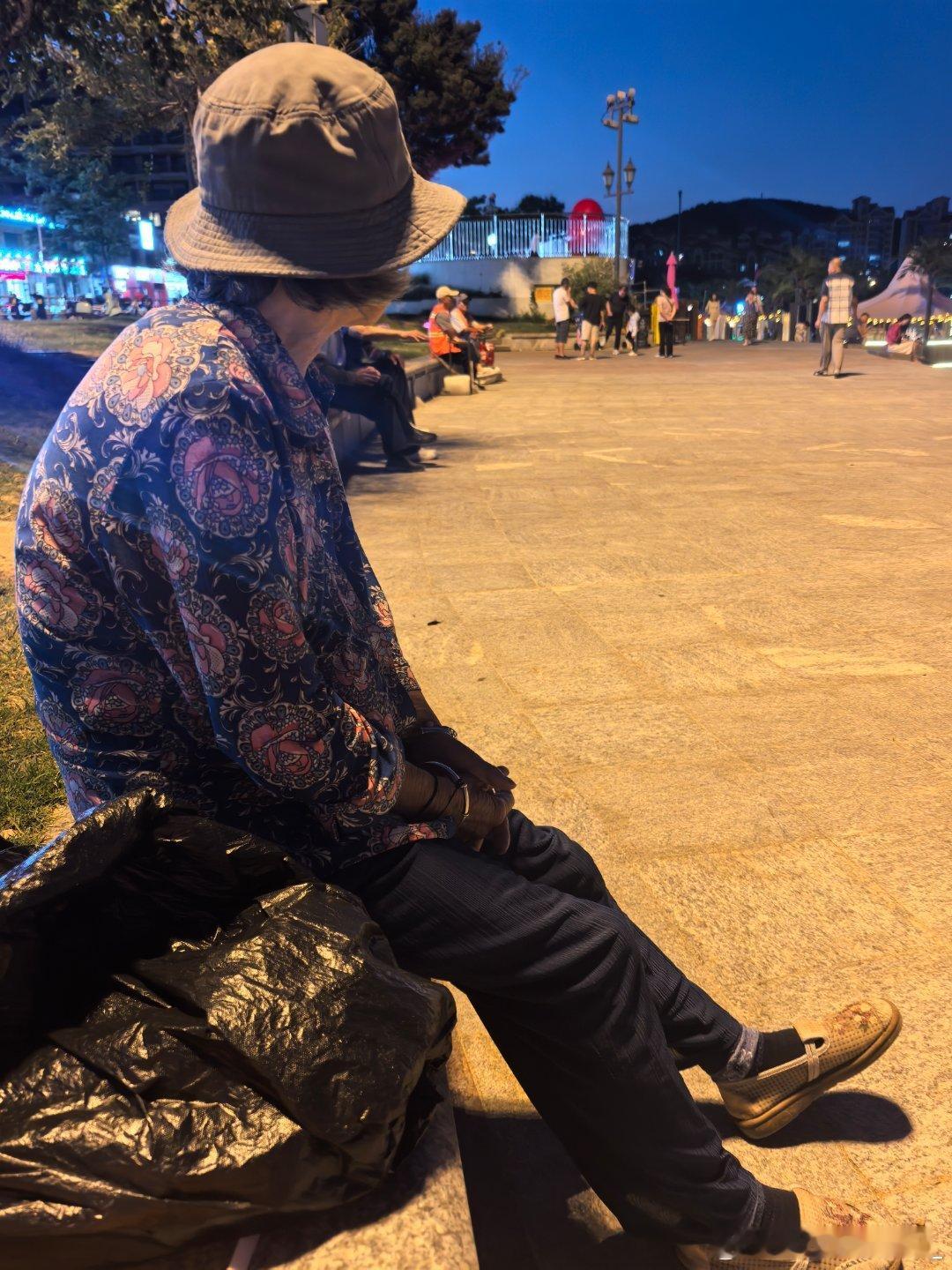分享一则温暖小故事在威海半月湾遇到了一个捡瓶子的老婆婆我坐在石头边差点摔倒她先注意到了我招呼我到她旁