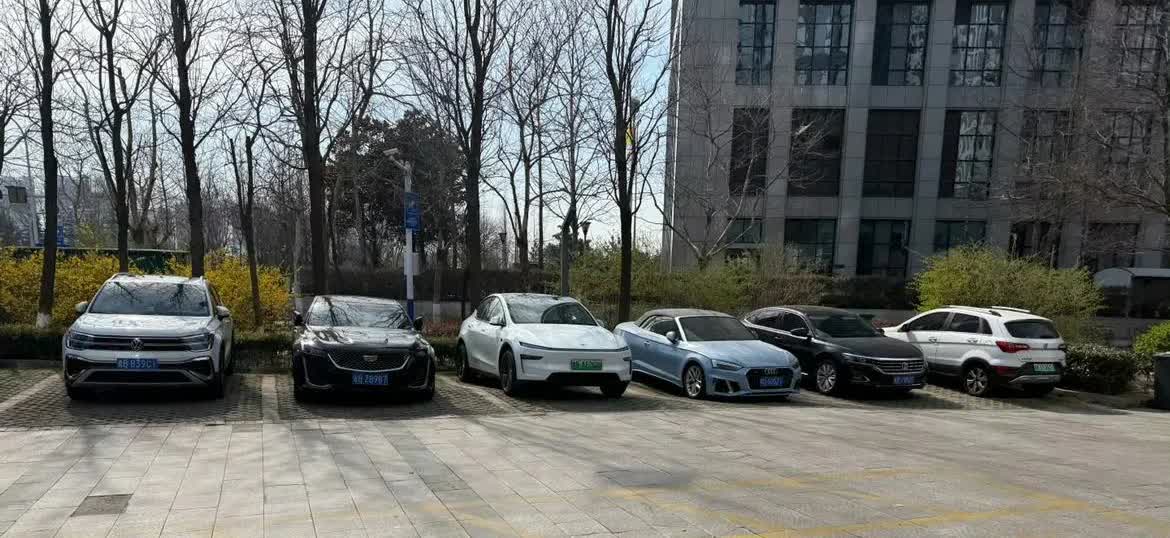 突然发现焕新版特斯拉ModelY放到一堆车里，真的显得有些平平无奇，我有一种预