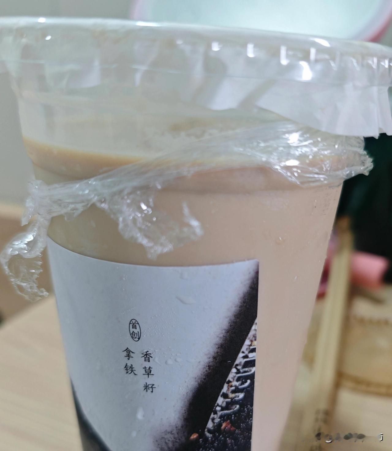 半夜三点硬抗惊恐发作当喝拿铁喝到下午六点时我就做好失眠的准备了，然后躺着躺着舌