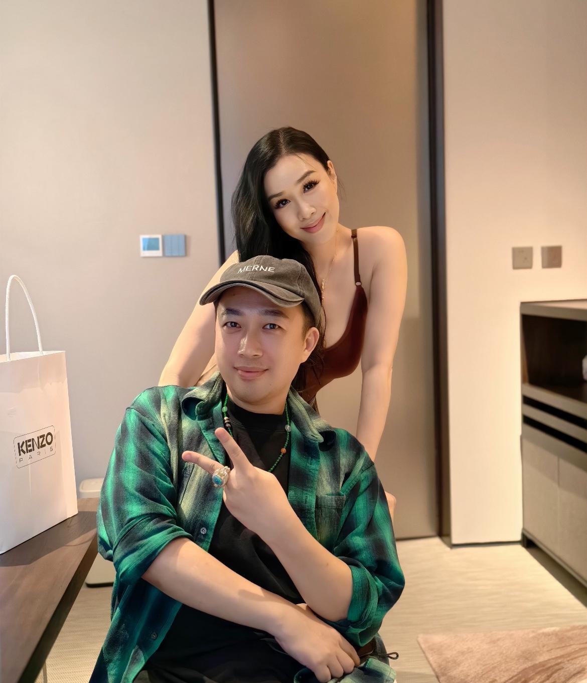 于男神天天跟一帮女神混一起，实在让人羡慕嫉妒啊！😯😯