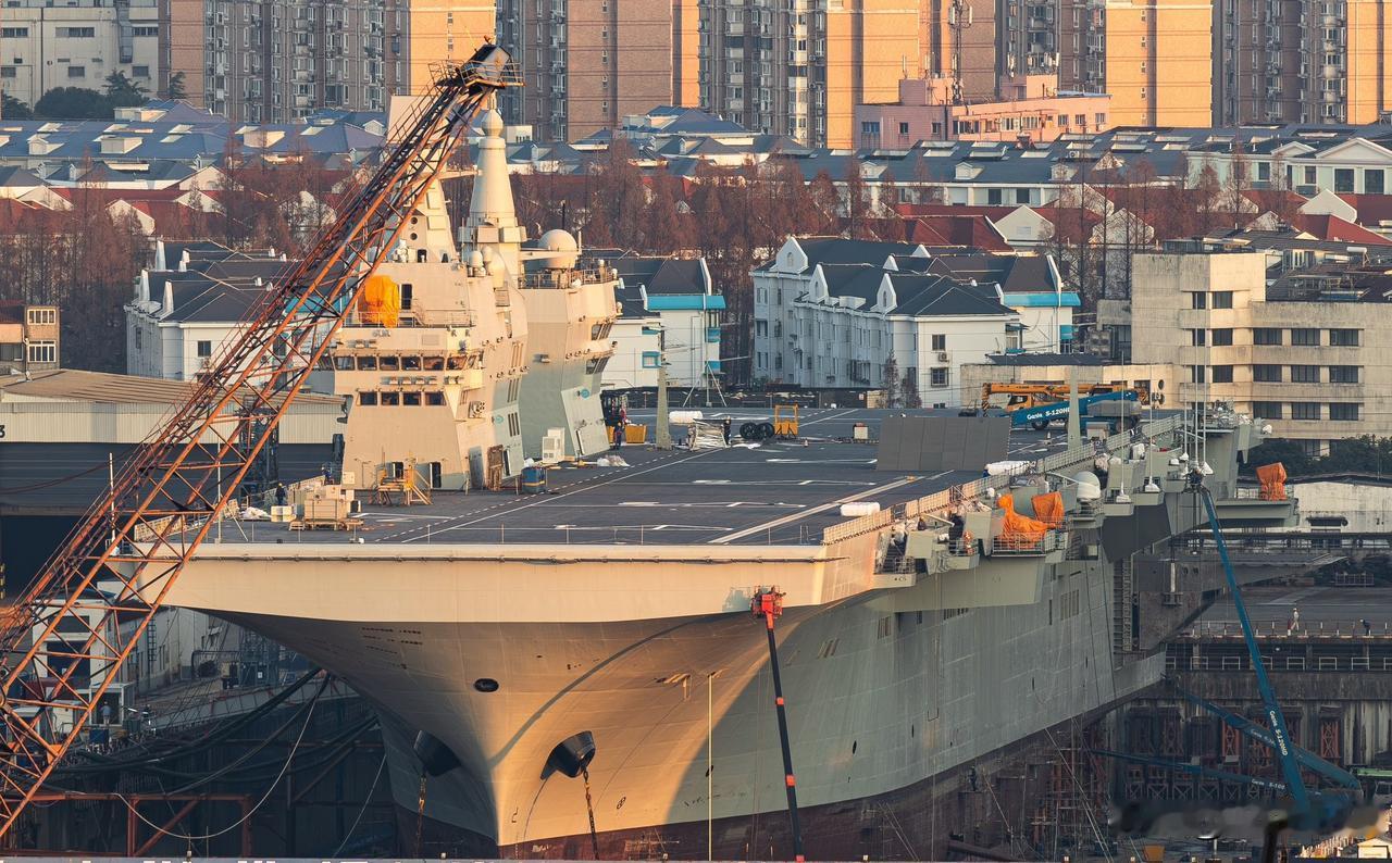 别惊讶，076回到老沪东一点毛病都没有。首先，大型舰船下水后以及海试期间，都有可