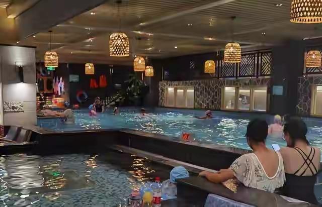 昨天刷到一个视频，一个德国小哥拖着行李箱直奔沈阳洗浴中心，故宫都没去。202