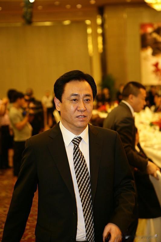 许家印的人生就像坐过山车，从首富到面临无期徒刑，这落差简直让人惊掉下巴。1997