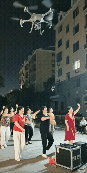 “好笑又气愤！”傍晚时分，大妈们正在广场上跳着优美的广场舞，万万没有想到，一架无