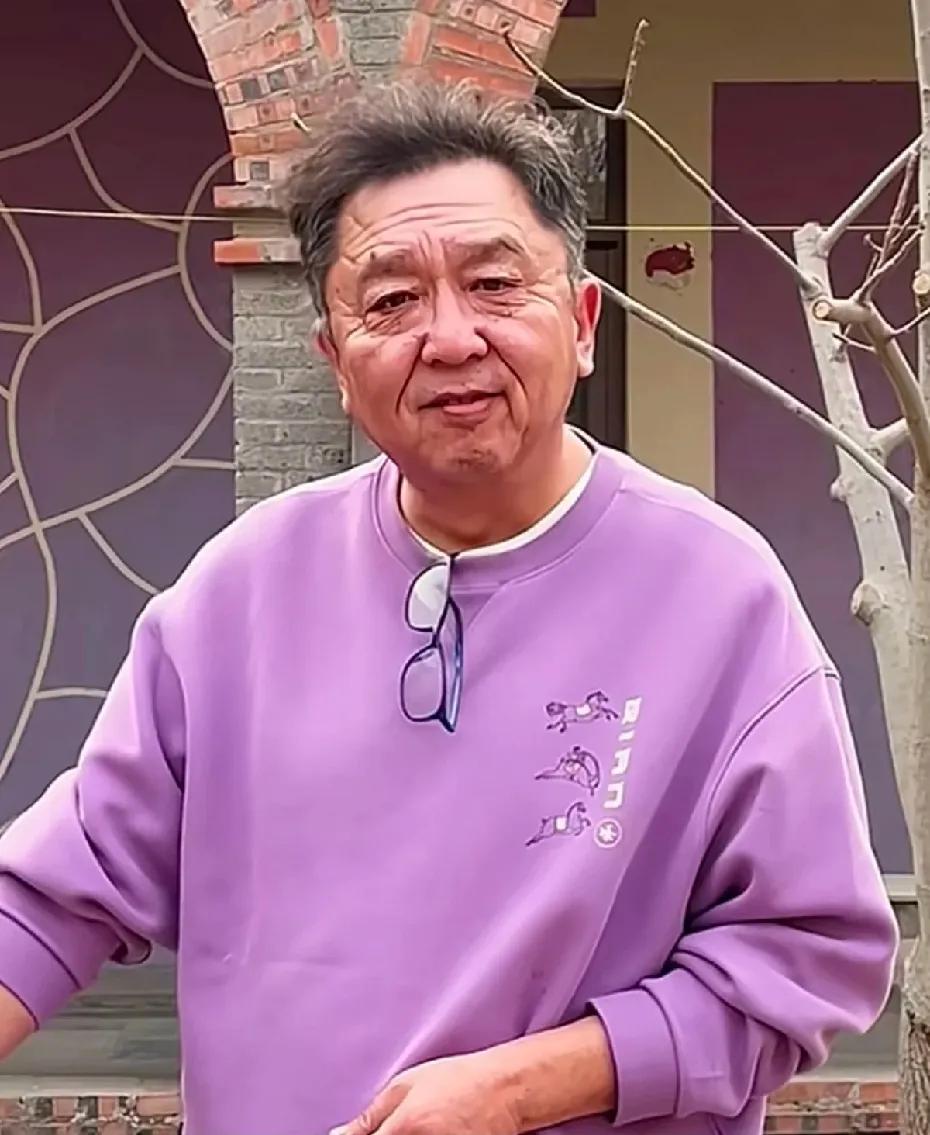 谦哥的脸……所谓是宦官之后，正经八百富人子弟。50多岁长了个70多岁的脸，70多