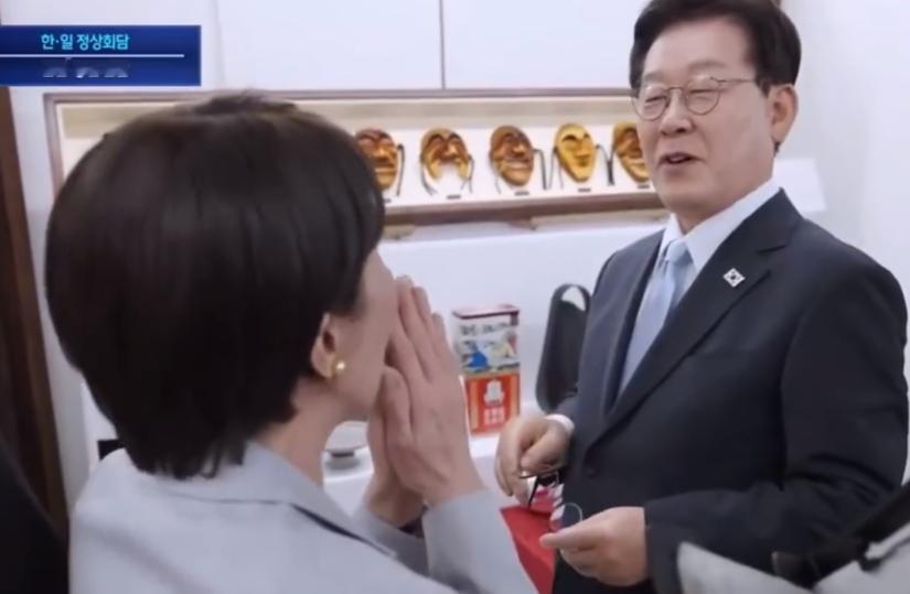 李在明试戴新眼镜，高市早苗直接把旧眼镜一把拿走，自己戴上了！高市早苗这次去韩国，