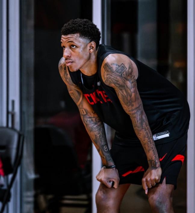 明天火箭对阵骑士队。火箭队方面给出的消息显示，小史密斯本场比赛处于出战成疑状态，