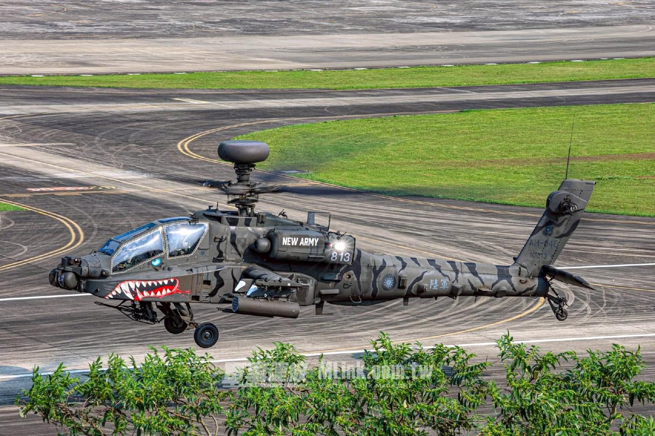 伪台陆军航空特战指挥部所属第601陆航旅的AH-64E“阿帕奇”攻击直升机为庆
