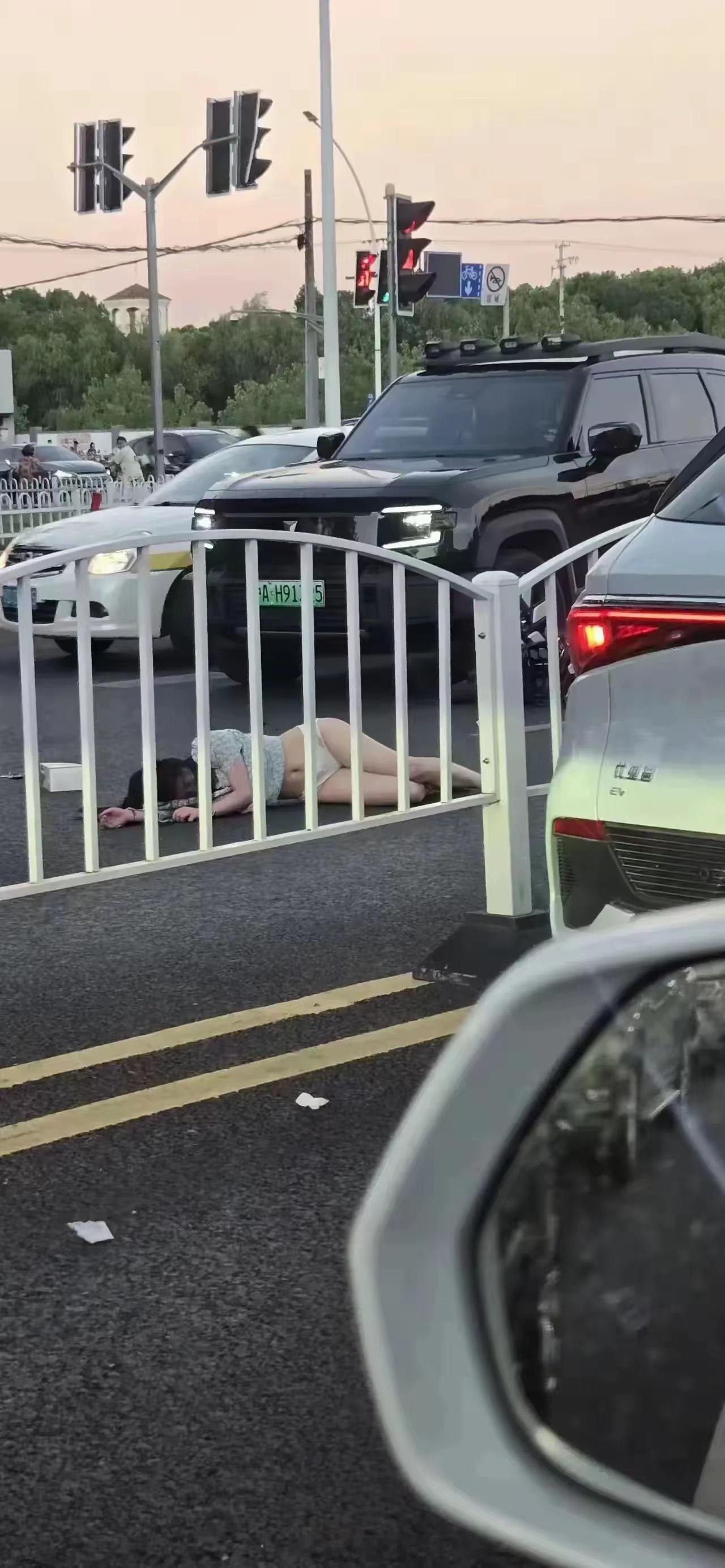 街头的刮蹭现场，地上不热吗？