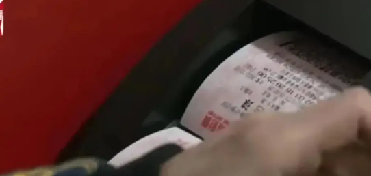 湖北武汉，一男子买彩票中了146000元，本着财不外露的原则，他只告诉了父母，其