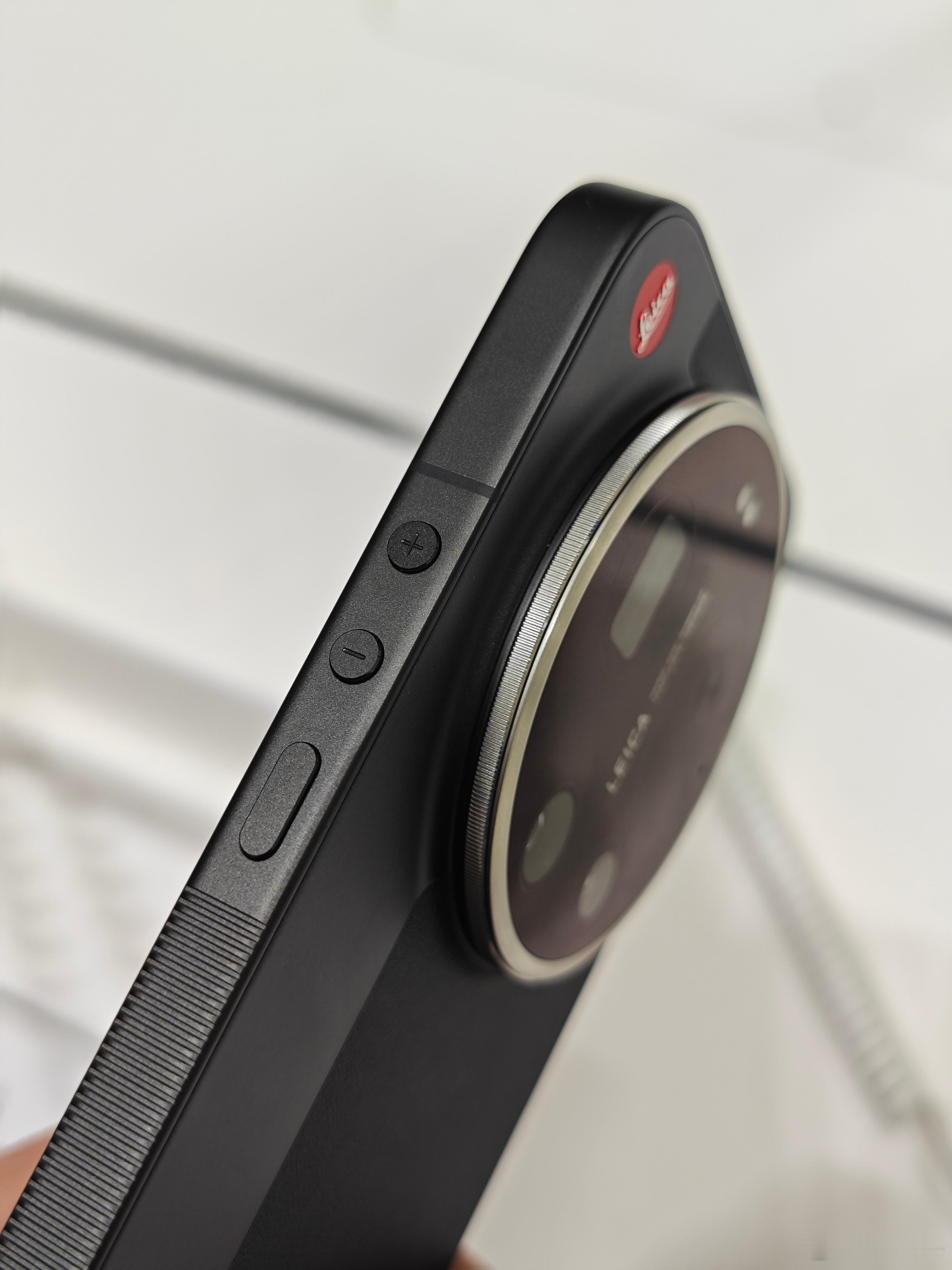 看了下这个小米17Ultra徕卡版，简单说一下。首先，变焦环松动的问题，在这台