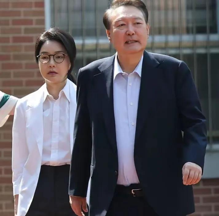 金建希，这位“名声在外”前第一夫人，这是她最后一次“风光”了吧！沉寂了许久的金