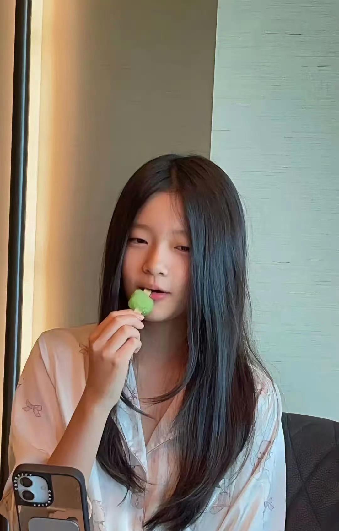 S家再别拿“汪小菲曝光孩子”说事了！这回夏令营玥儿姐弟正脸照全网飞，藏都藏不住！