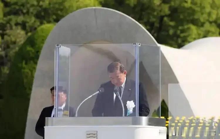 日本首相石破茂追悼仪式翻车！一句话不说却引发国际热议，历史修正主义卷土重来？
