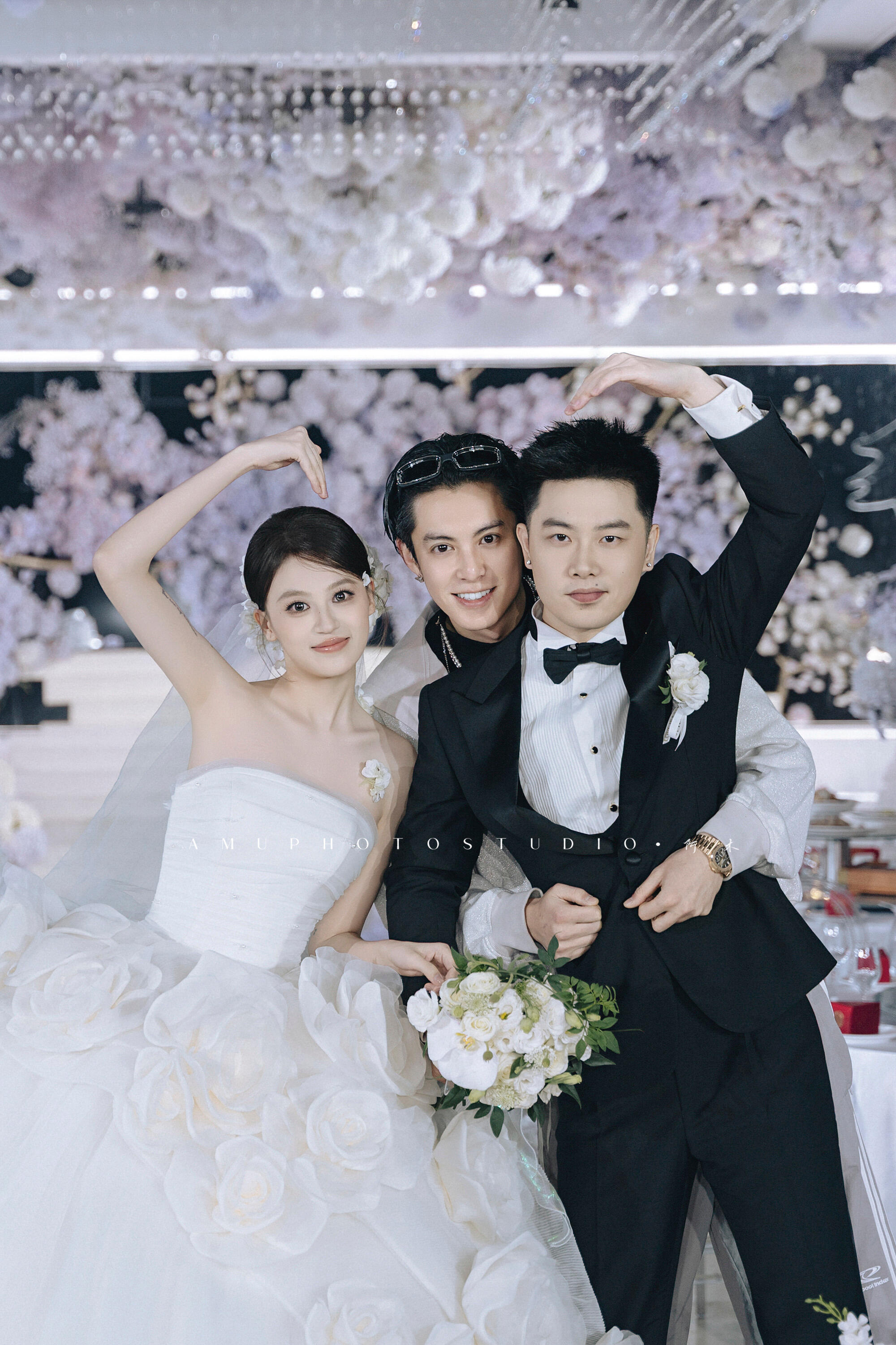 捡王鹤棣参加婚礼合照笑死我了谁教王鹤棣这样抱新郎的[笑着哭][笑着哭]新娘：你们两结