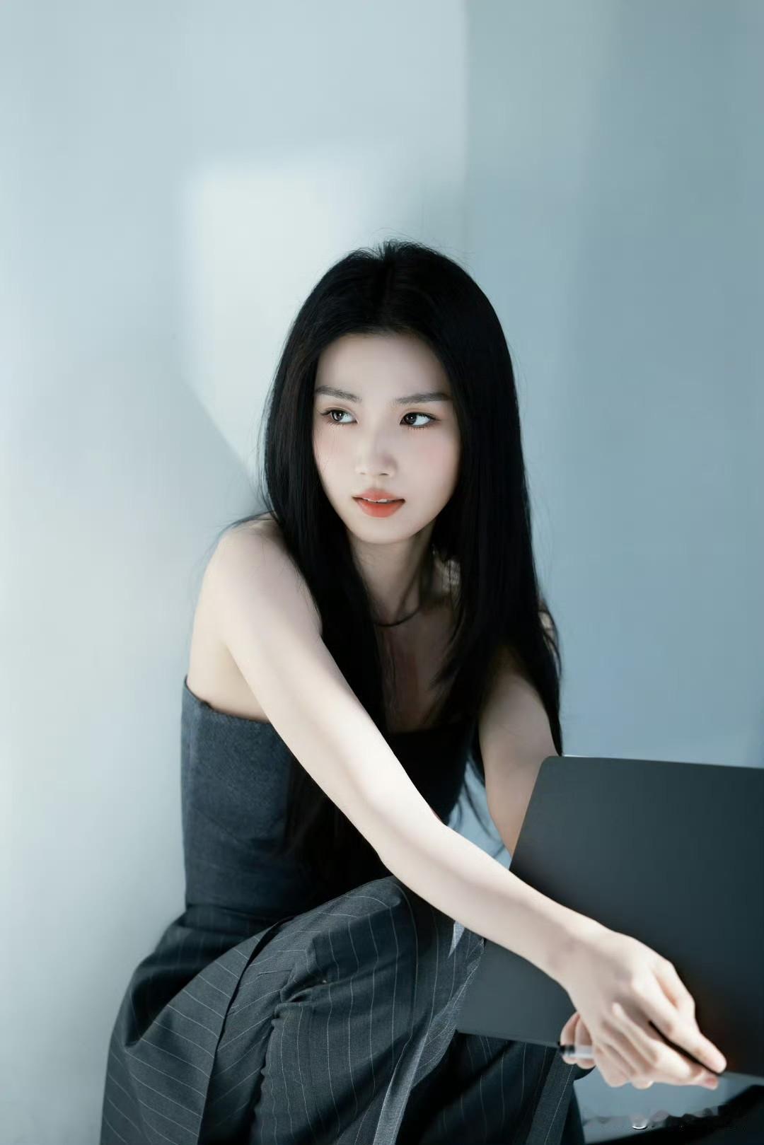 优雅黑裙，沉思女神，静谧时光