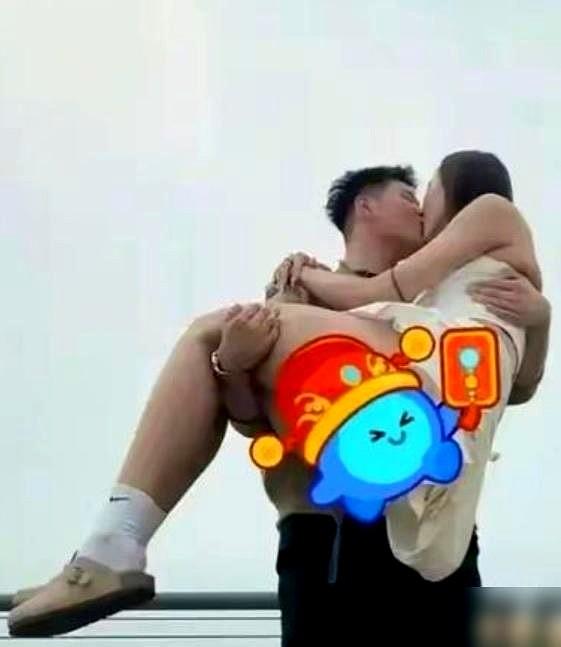 刷到杨涵玉的动态，心里咯噔一下，是那种开心的咯噔。那个在场上像座山的副攻天花板