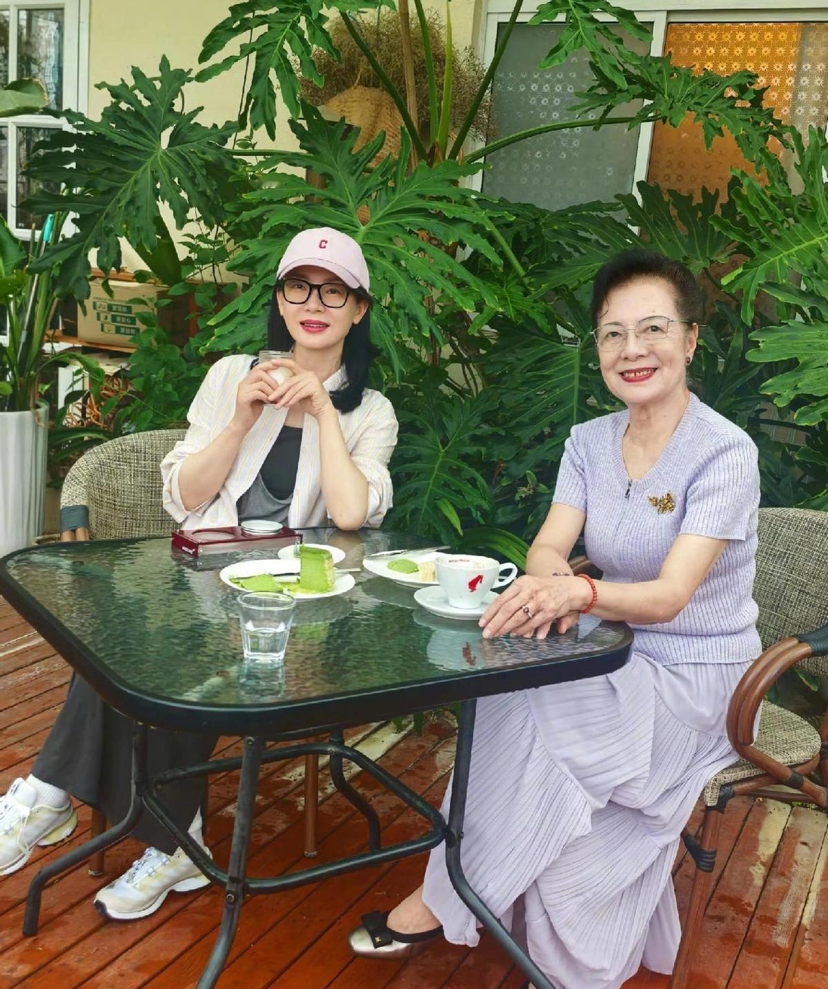 陈数陪妈喝下午茶，路人直接看傻了。母女俩穿一样的蓝，戴一样的珠子，头发一盘，连