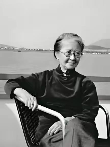 她从不体检，喝隔夜茶，患癌不化疗，活到102岁。医生追问秘诀，她说了两个字，全场