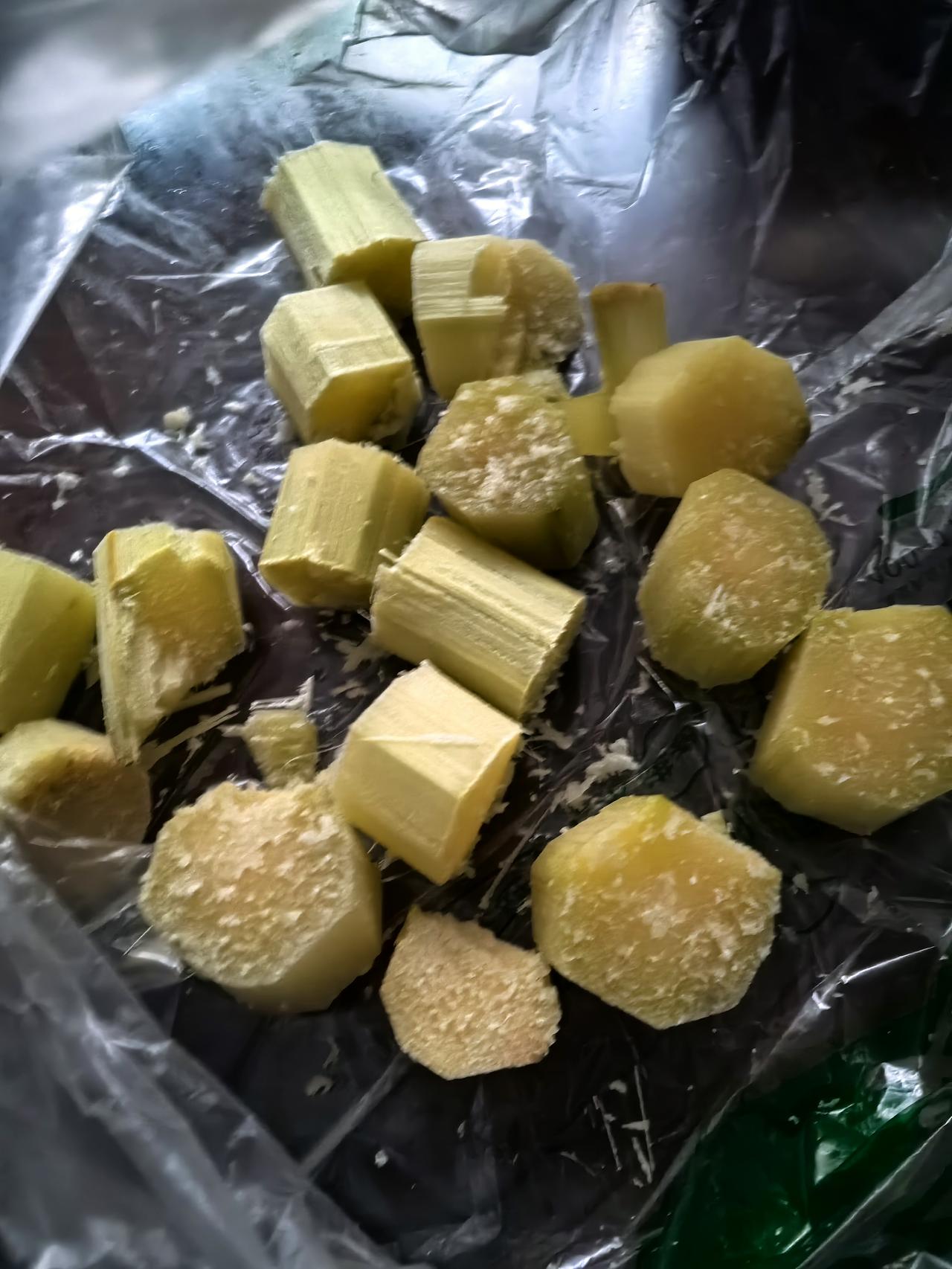 市面上卖的甘蔗不是本地的，看起来颜色发黄，在我印象中，总感觉不太甜，特别像小时候