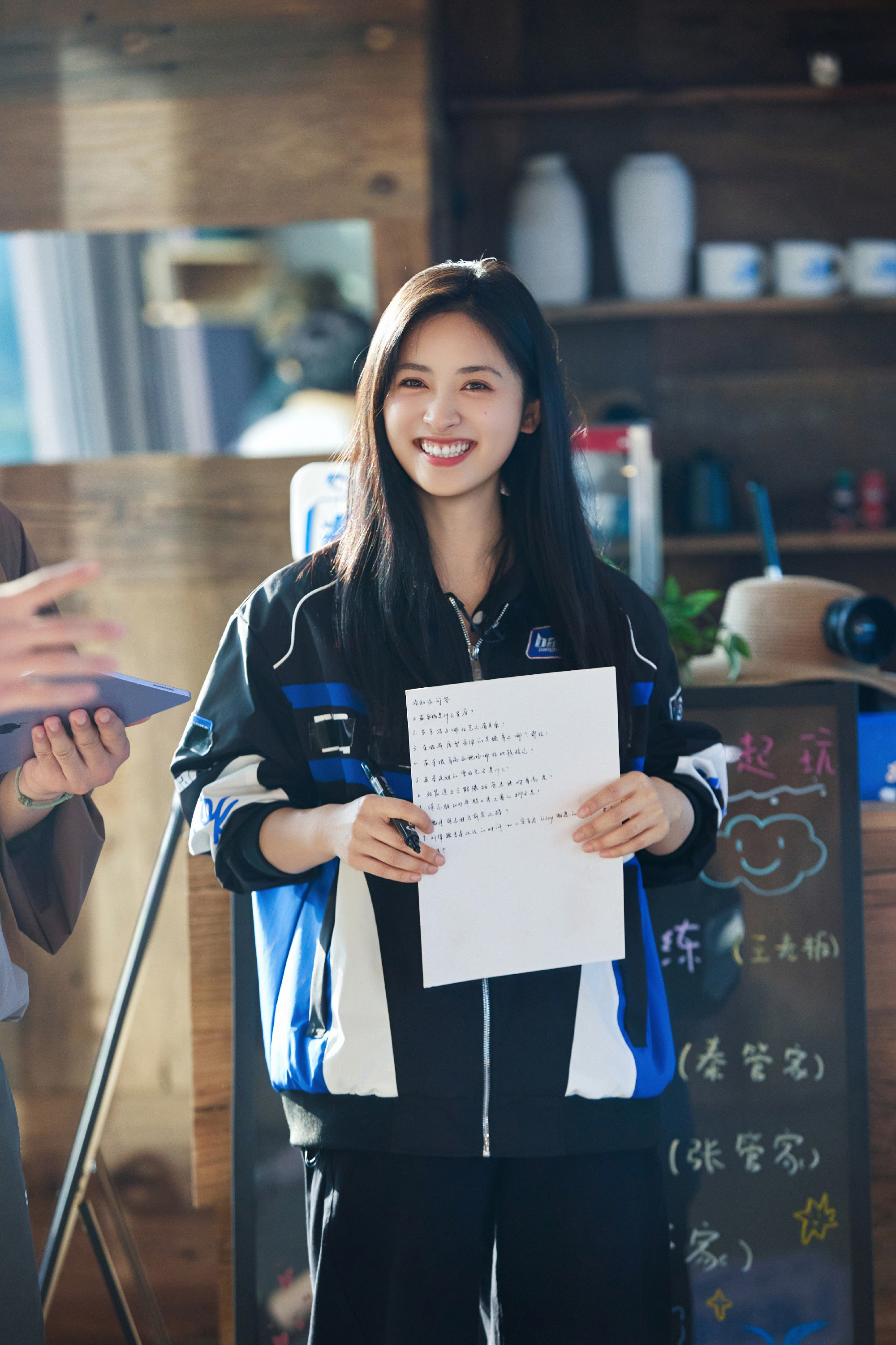 1.沈月经常在网上找教程自己剪刘海，手艺特别娴熟，跟专业理发师不相上下。2.刘浩