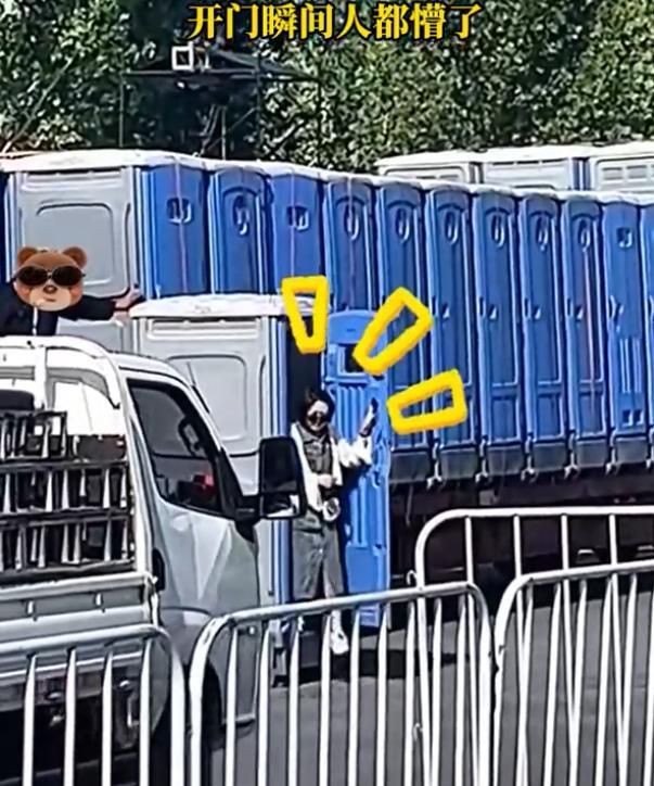 “真一泻千里！”河北女子上移动厕所时，刚蹲下去就觉得厕所在移动，原本以为是自己想