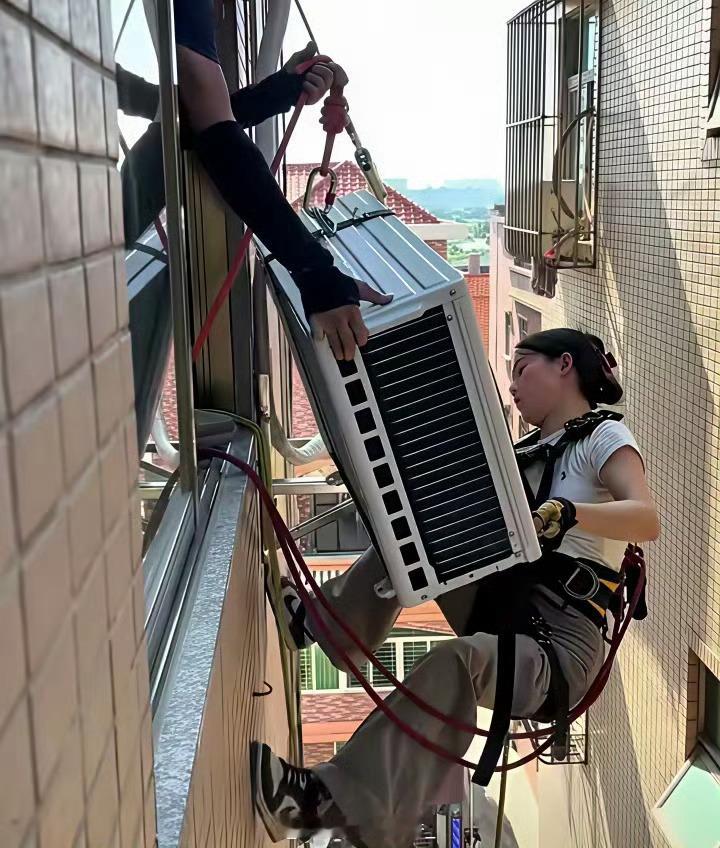 头回看见女的安装外机的。。。还是高空作业。。。不容易啊​​​