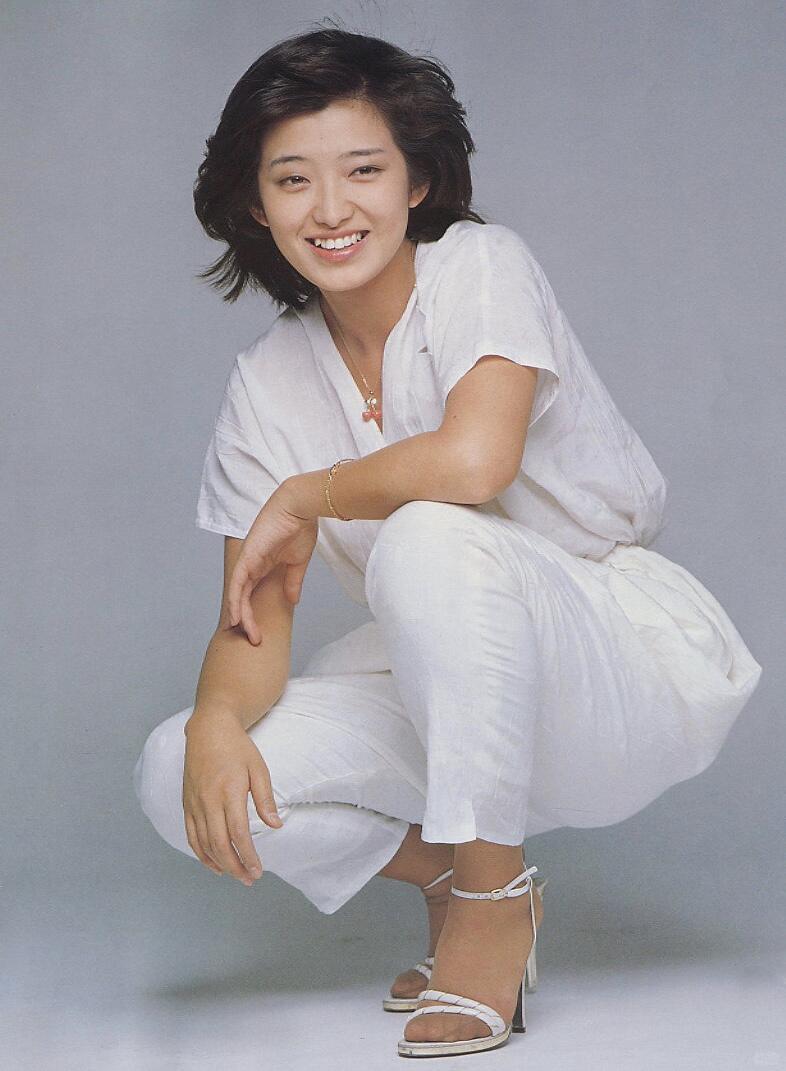 山口百惠和巩俐谁更好看?这两个人根本不是一种美，没法硬分谁第一，但各有各的封神