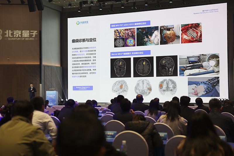 之前陪家里老人去三甲医院做肺部CT，拍完片等报告的间隙，旁边诊室的医生正在用AI
