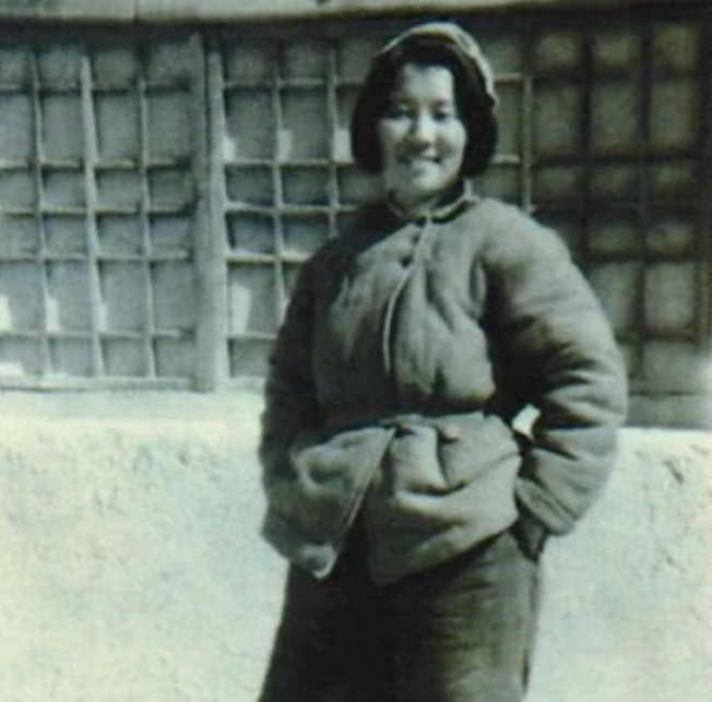 1937年，地主王学文发现一20多岁的女兵躺在家门口，见四下无人，他一下将女兵扛