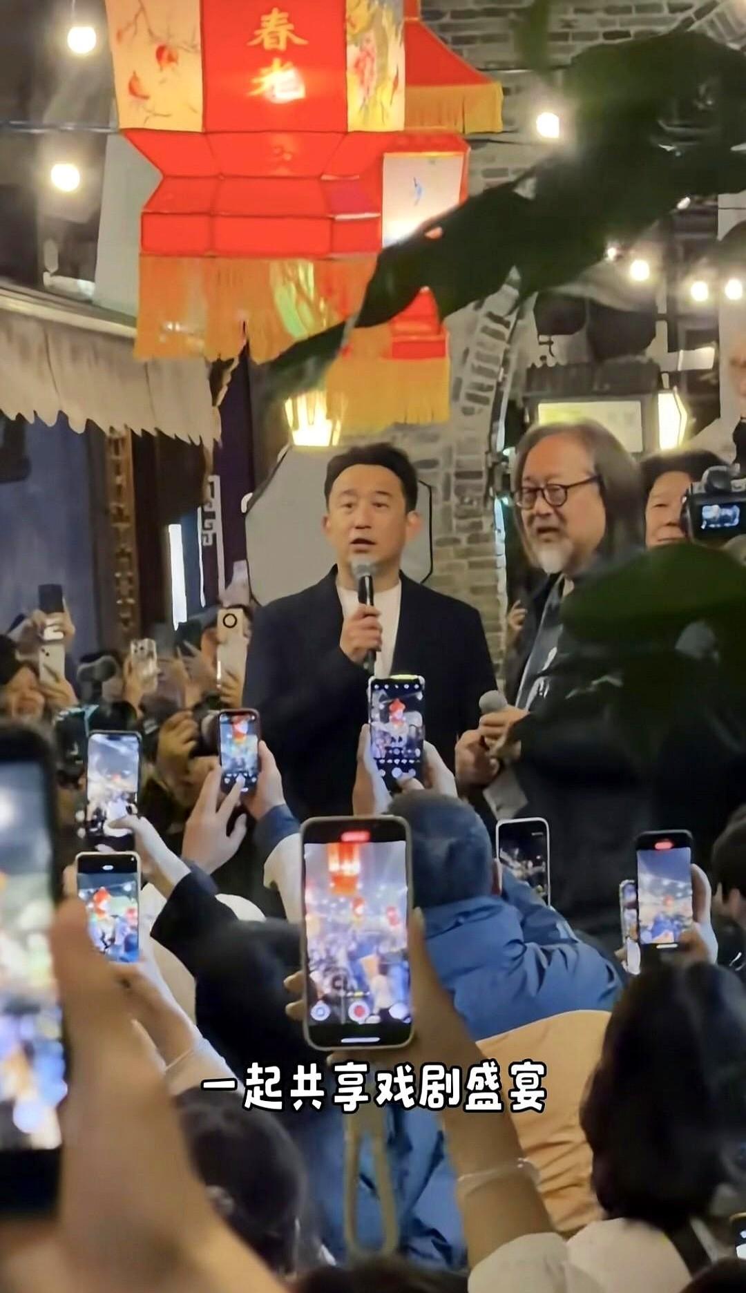 黄磊一个人在乌镇的夜里走了一圈。戏演完了，人散了，灯灭了，他没走。十年前怕没